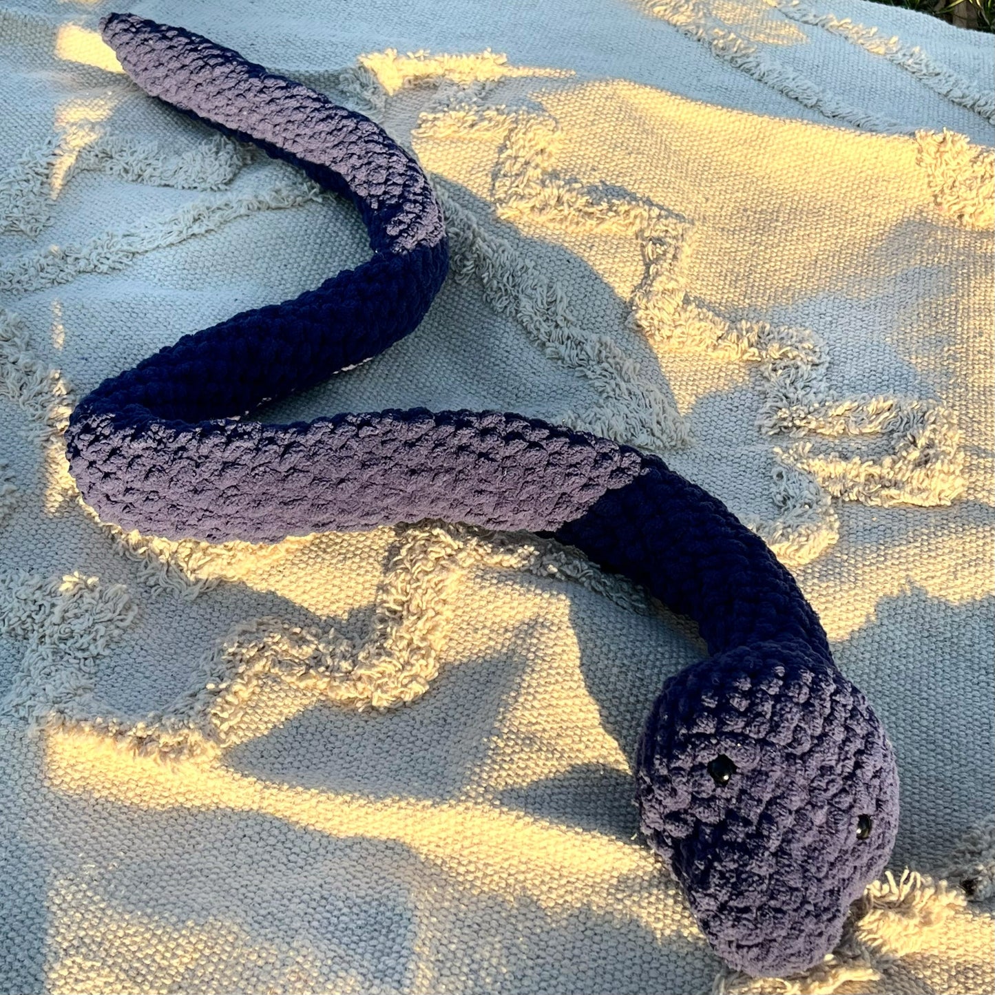 Le serpent bleu foncé