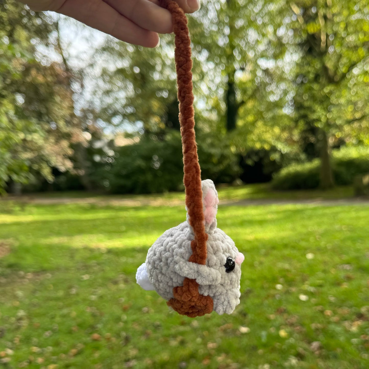 Lapin sur balançoire pour rétroviseur